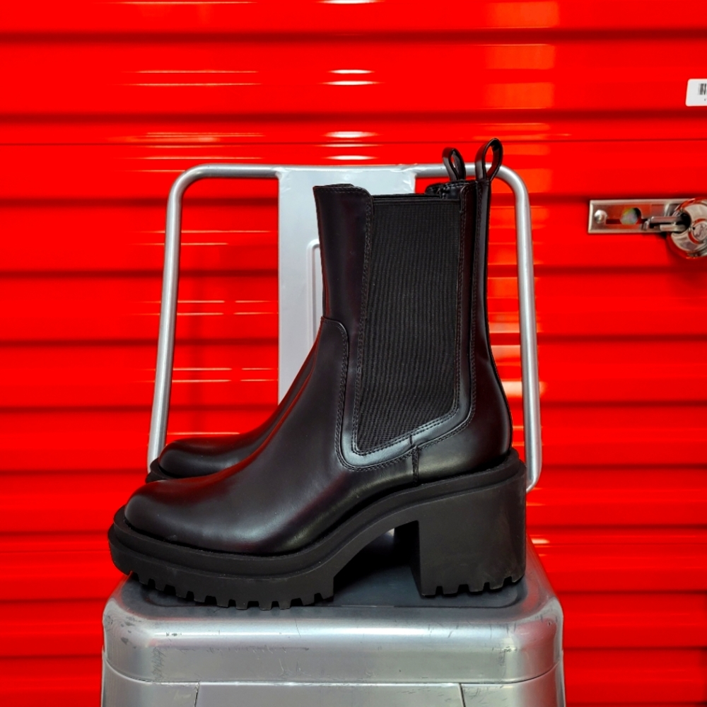 BRAND NEW PAIR OF ZARA BOOTS FOR WOMEN